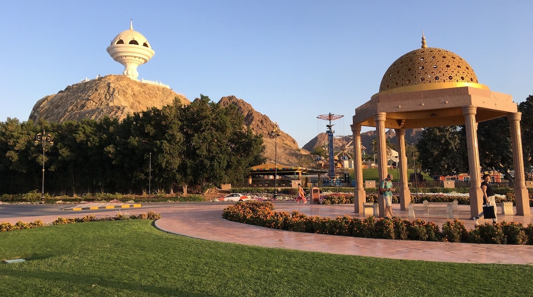 Muscat is a peacefull capital with almost 500.000 citizens. The incense burner on top of the hills is located in the old part of Muscat. You can visit the souq, museum, the palace of the Sultan, do dolphin watching tour, go to several forts —-> Oman is simply amazing :- )