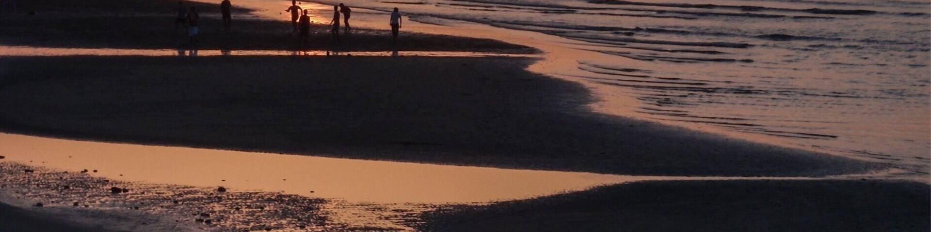 This was basically the #nightlife in #Muscat, #Oman đŽđČ. The road along Shatti al Qurum Beach would be packed most nights with cars just cruising up and down, blasting out music. To be fair, itâs a nice #beach.
#LifeAtExpedia