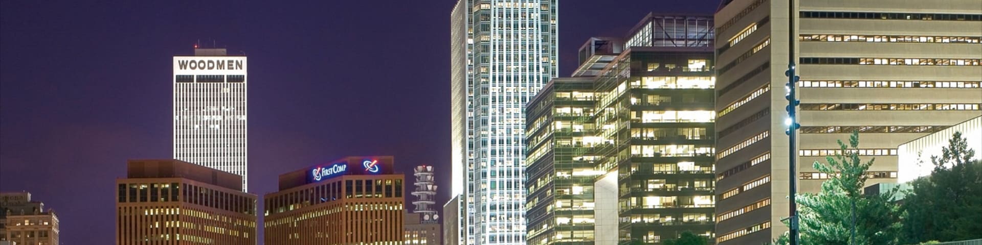 Centro de Omaha que incluye escenas de noche, un edificio alto y arquitectura moderna