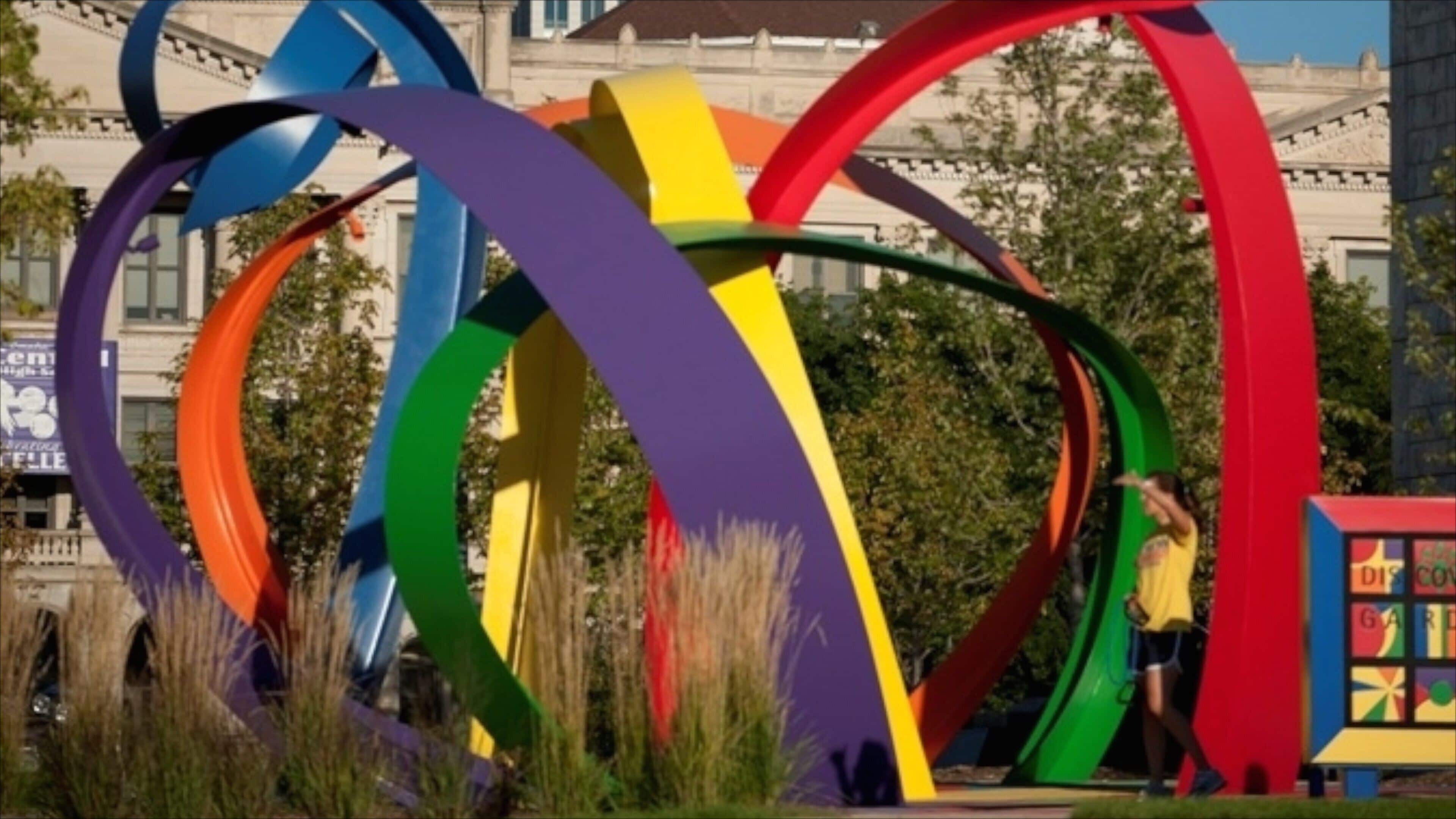 Bunte, abstrakte Skulpturen im Freien.