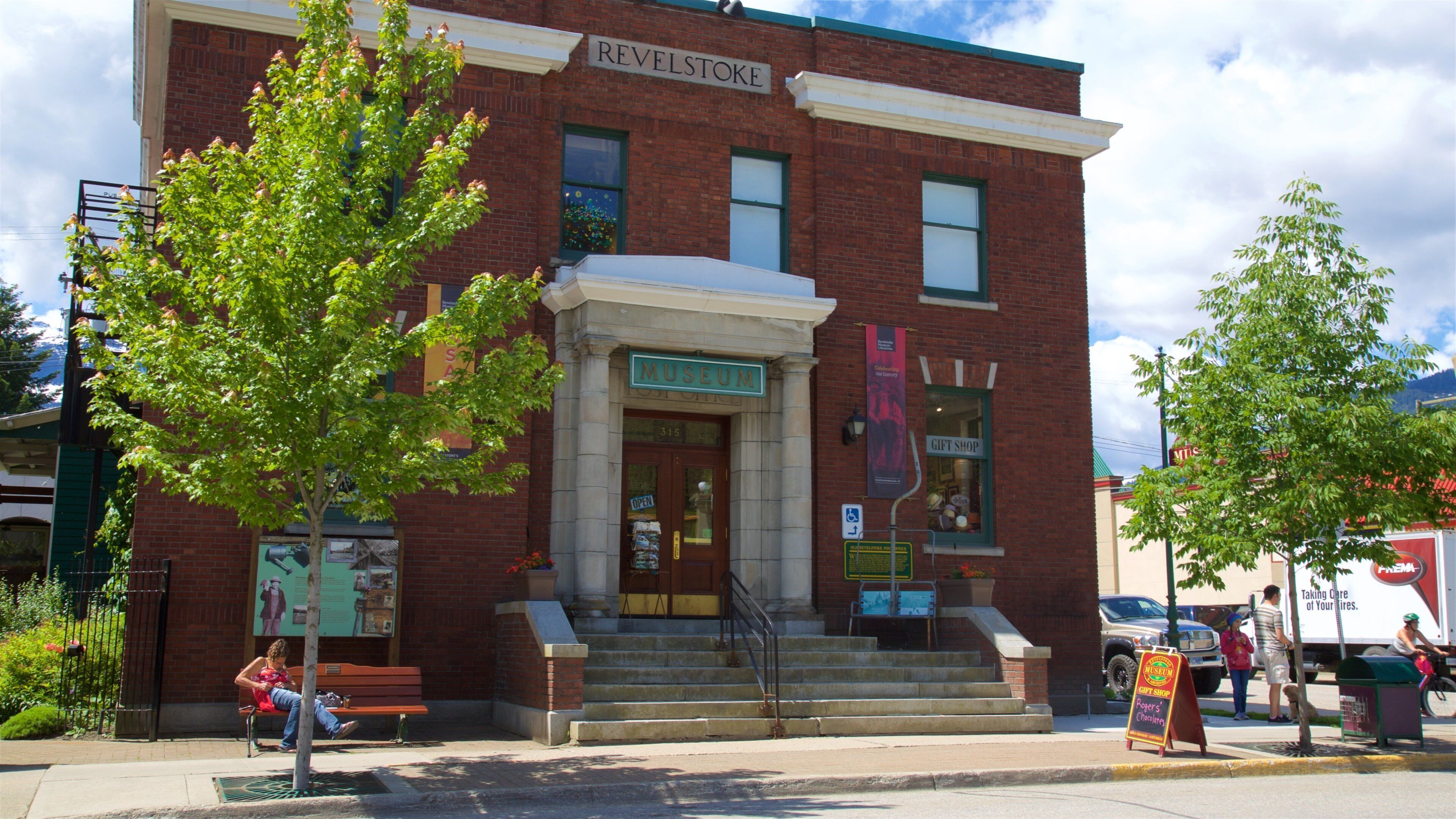 Kootenay Rockies showing heritage elements and signage
