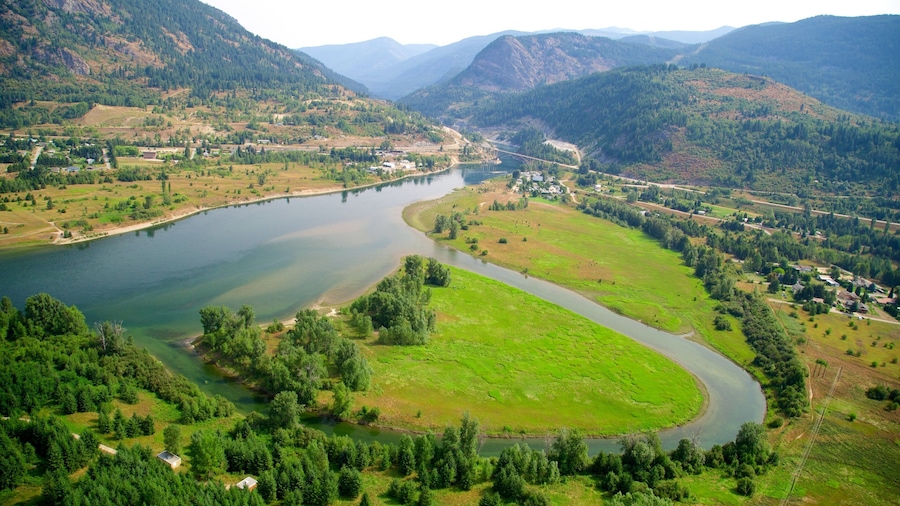 Castlegar which includes a river or creek