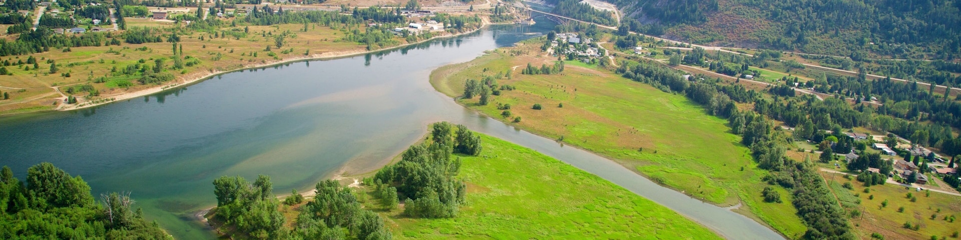 Castlegar showing a river or creek