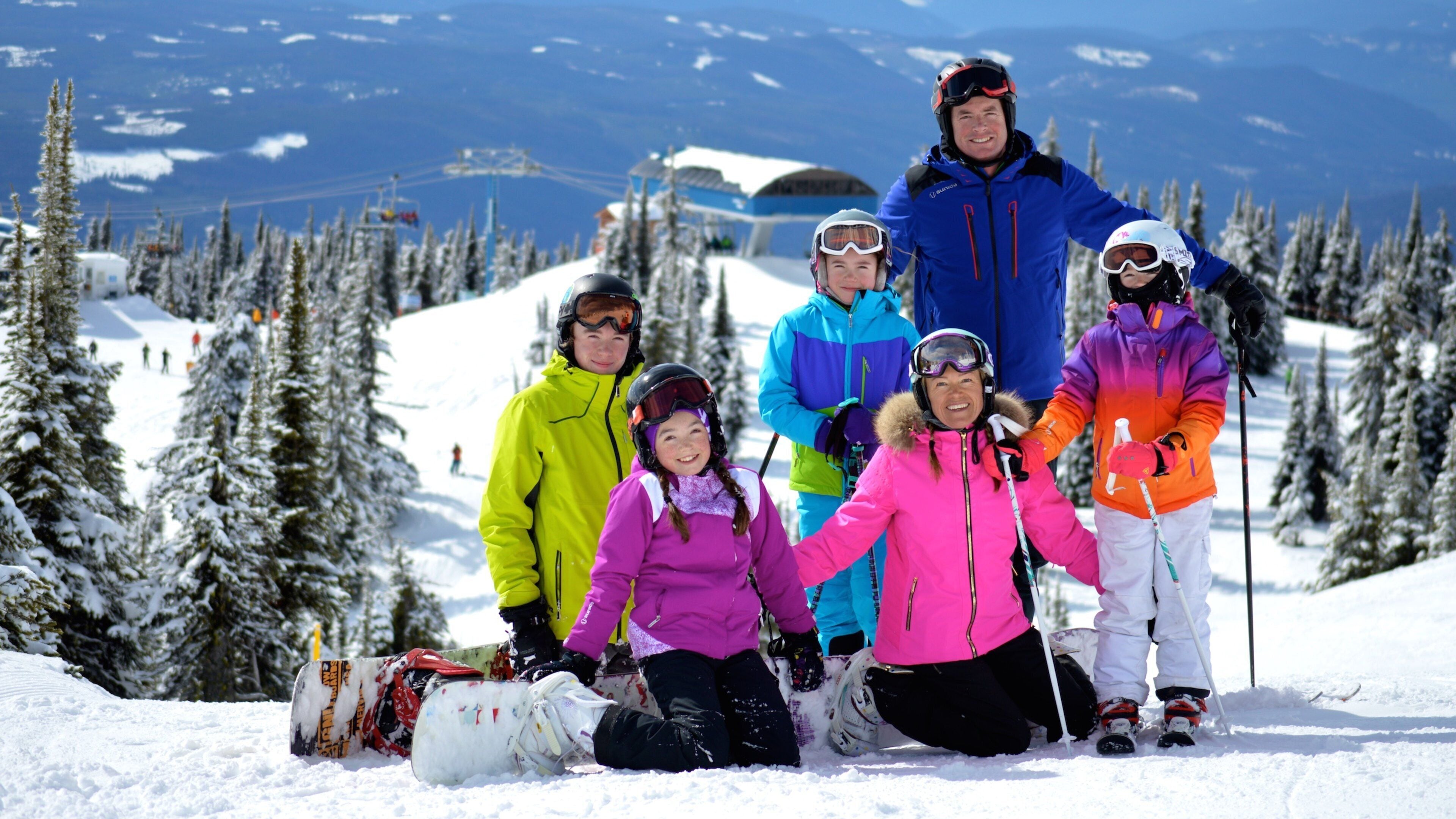 Big White Ski Resort showing snow as well as a family