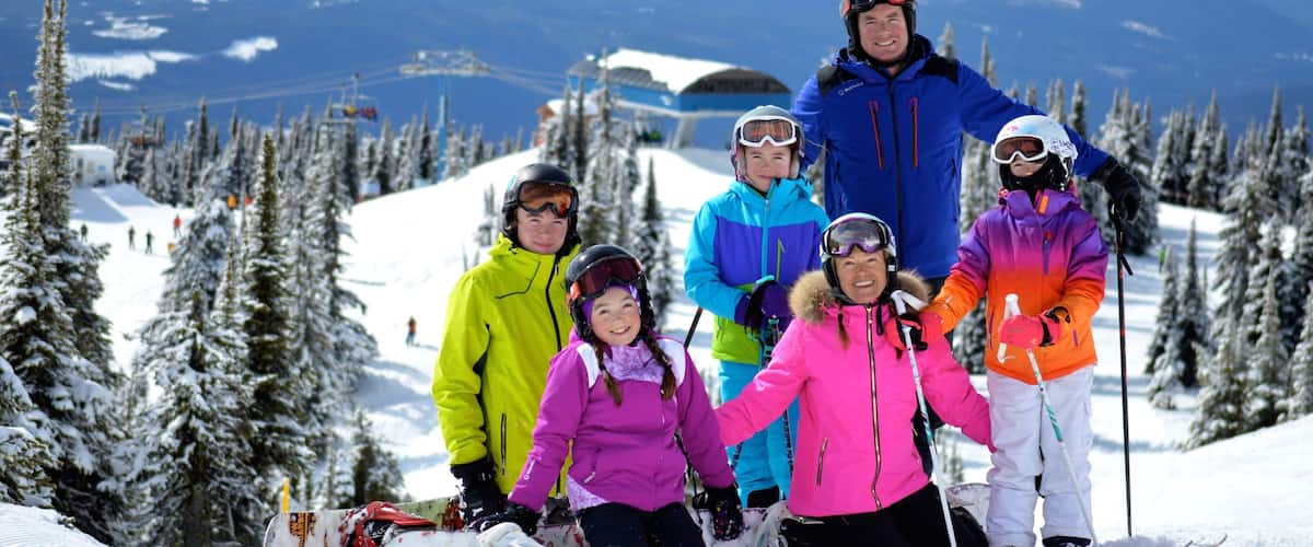 Big White Ski Resort showing snow as well as a family