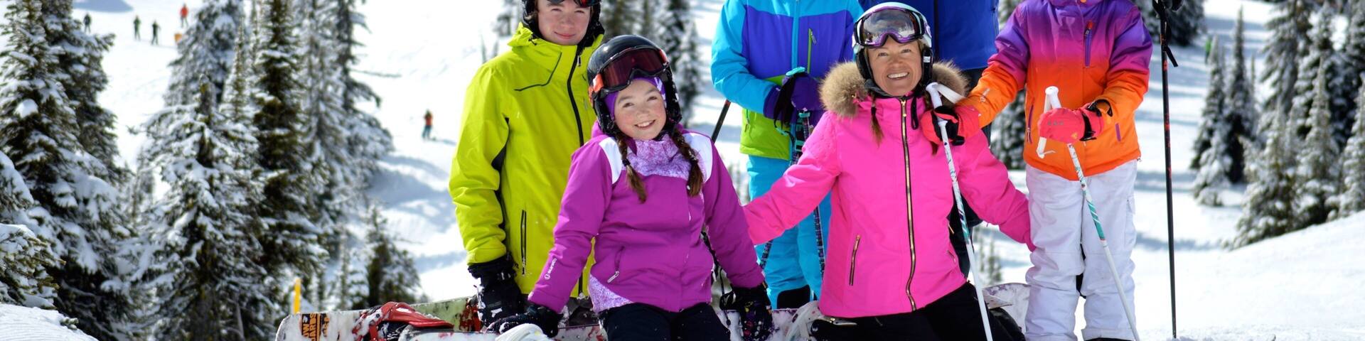 Big White Ski Resort montrant neige aussi bien que famille