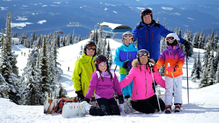 Big White Ski Resort showing snow as well as a family