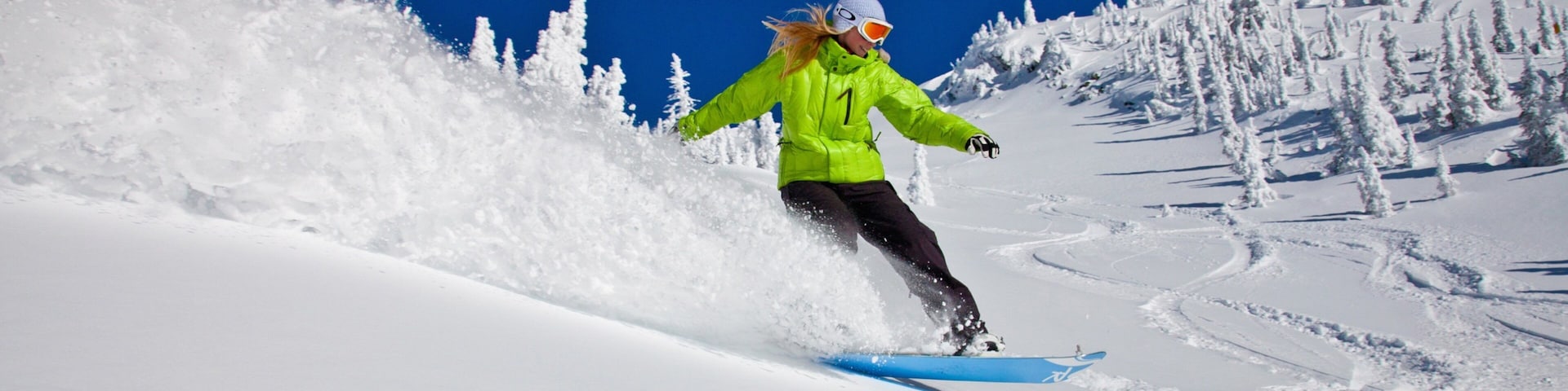 Big White Ski Resort mostrando neve e snowboard cosi come ragazza
