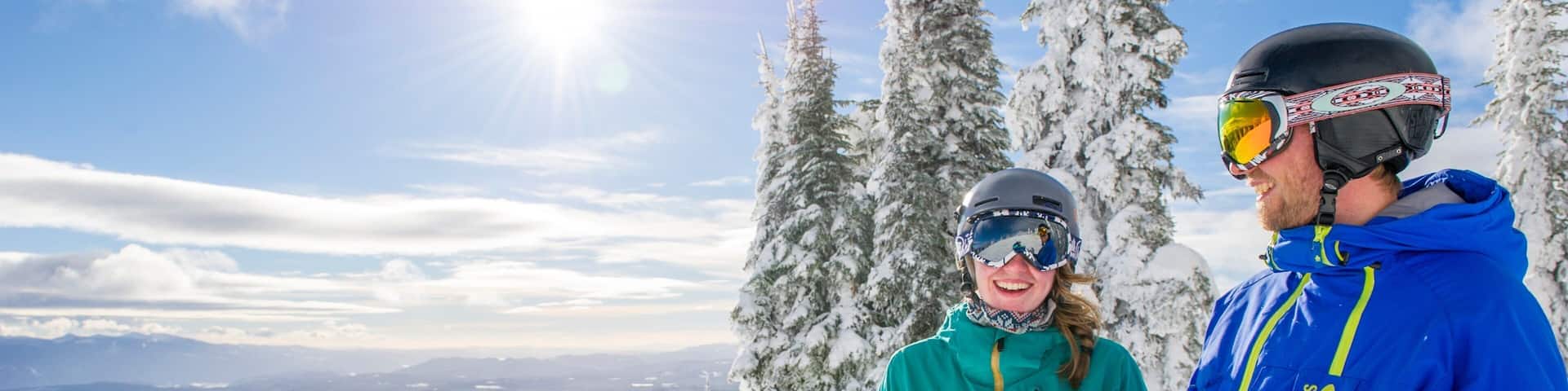 Estación de esquí Big White ofreciendo nieve y también una pareja