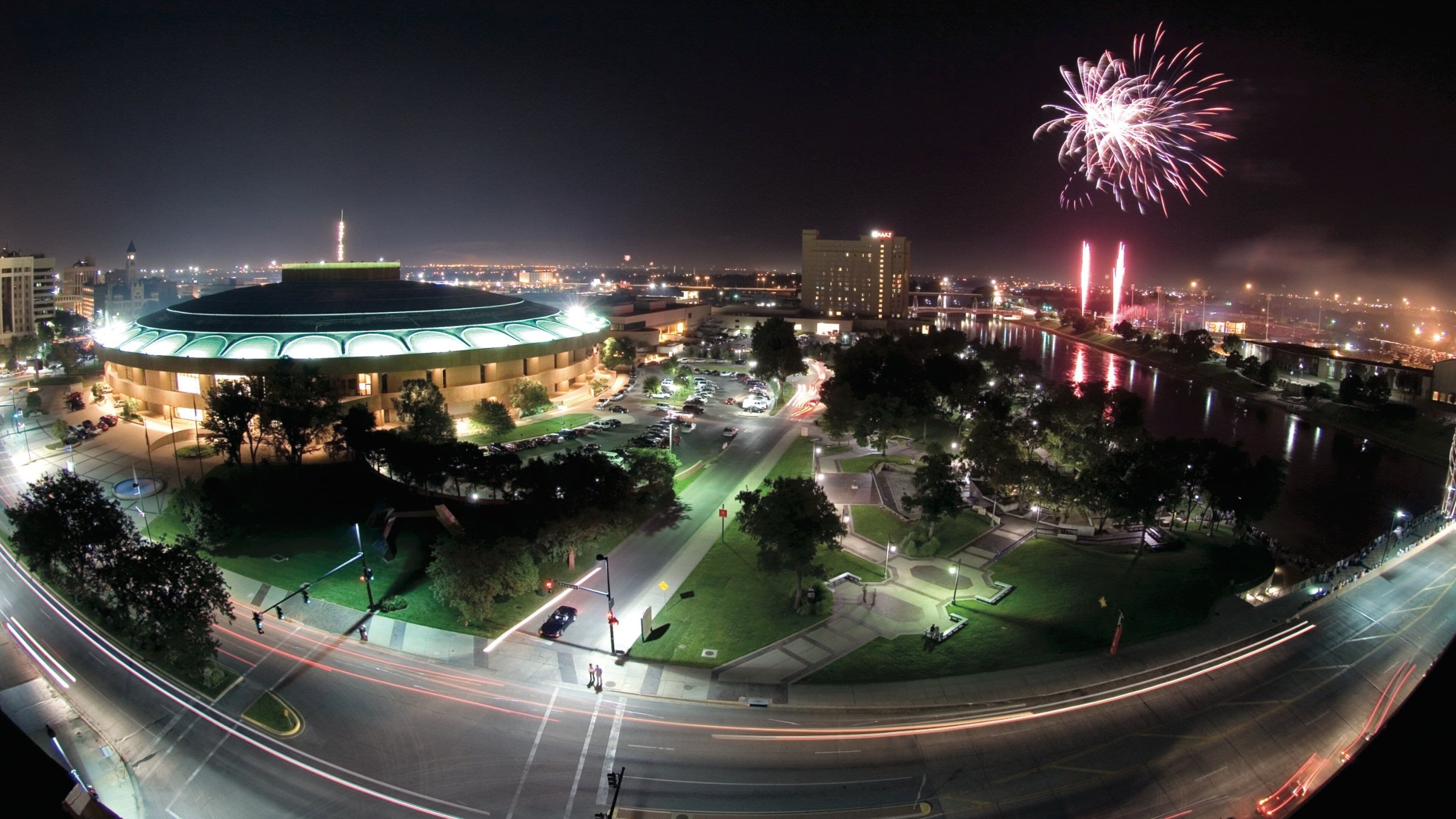 Wichita som visar nattliv, landskap och en festival
