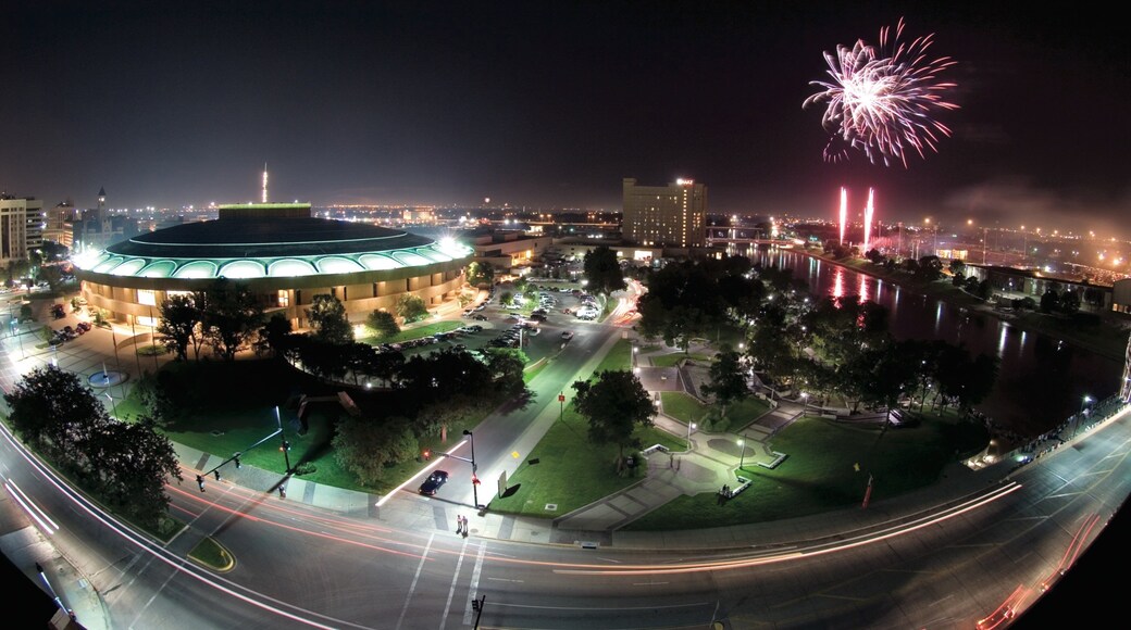 Wichita som visar nattliv, landskap och en festival