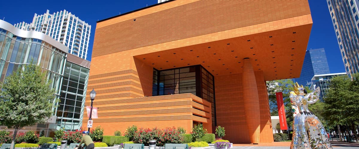 Charlotte Center City showing outdoor art and modern architecture