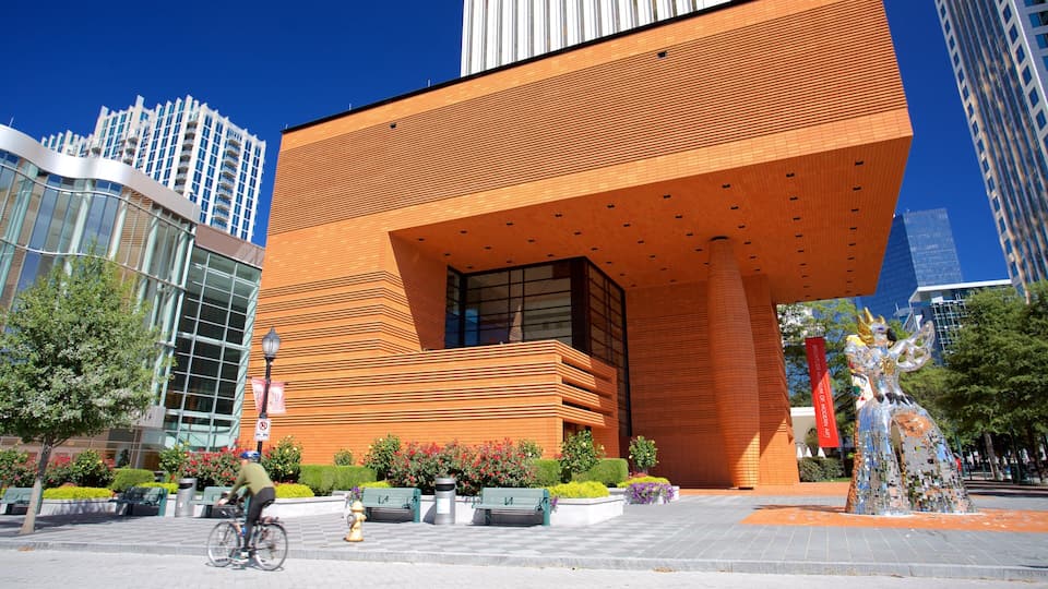 Charlotte Center City showing outdoor art and modern architecture