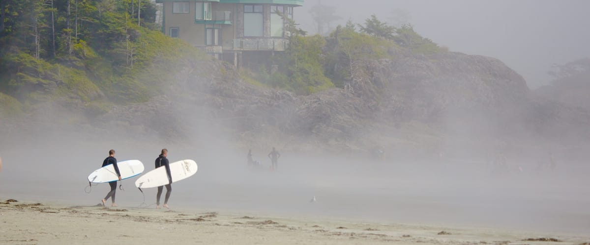 Ilha de Vancouver caracterizando surfe, uma praia de areia e neblina