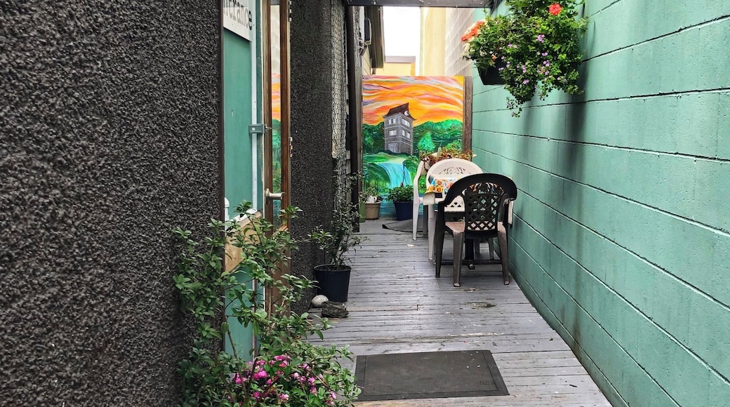 An alley leading to a cafe entrance with outdoor seating in Duncan, BC (September 2019).