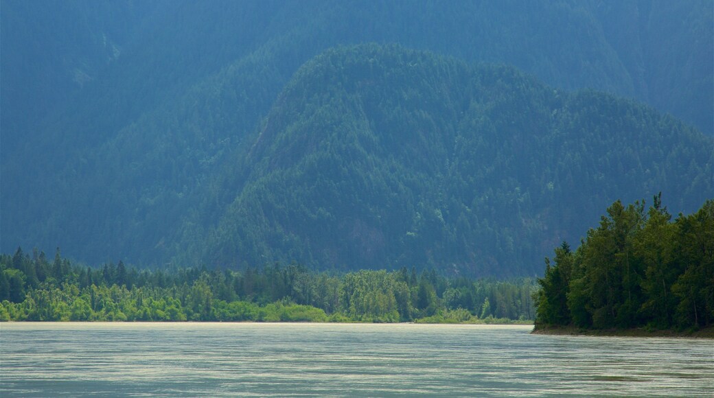 Chilliwack que incluye escenas tranquilas y un lago o espejo de agua
