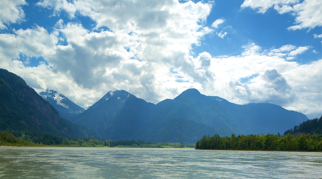 Chilliwack mostrando un lago o espejo de agua y montañas