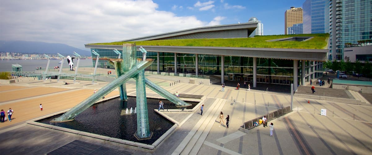 Vancouver que inclui uma fonte, arte ao ar livre e uma praça ou plaza