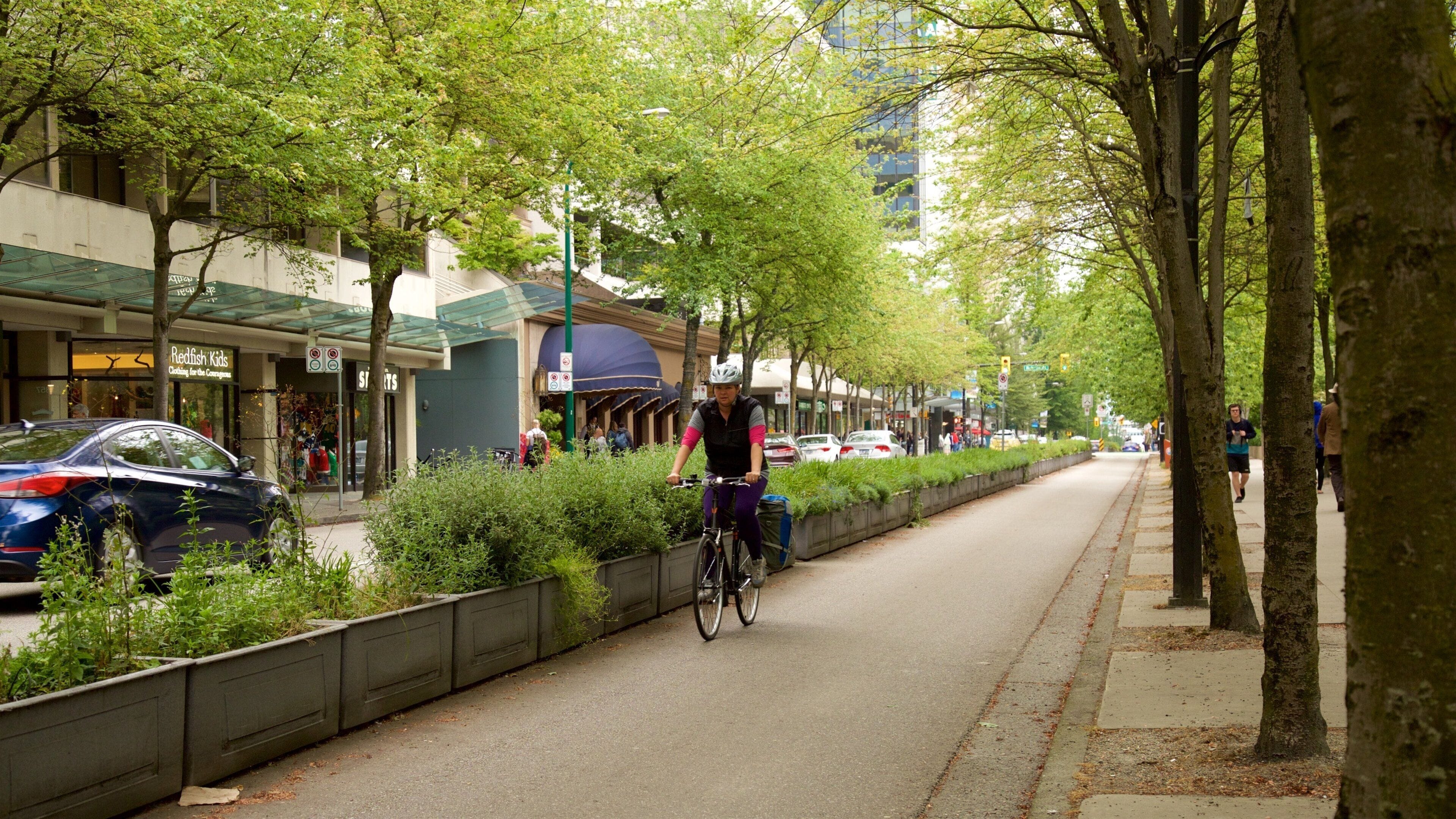 Centro de Vancouver ofreciendo ciclismo y un parque y también un hombre