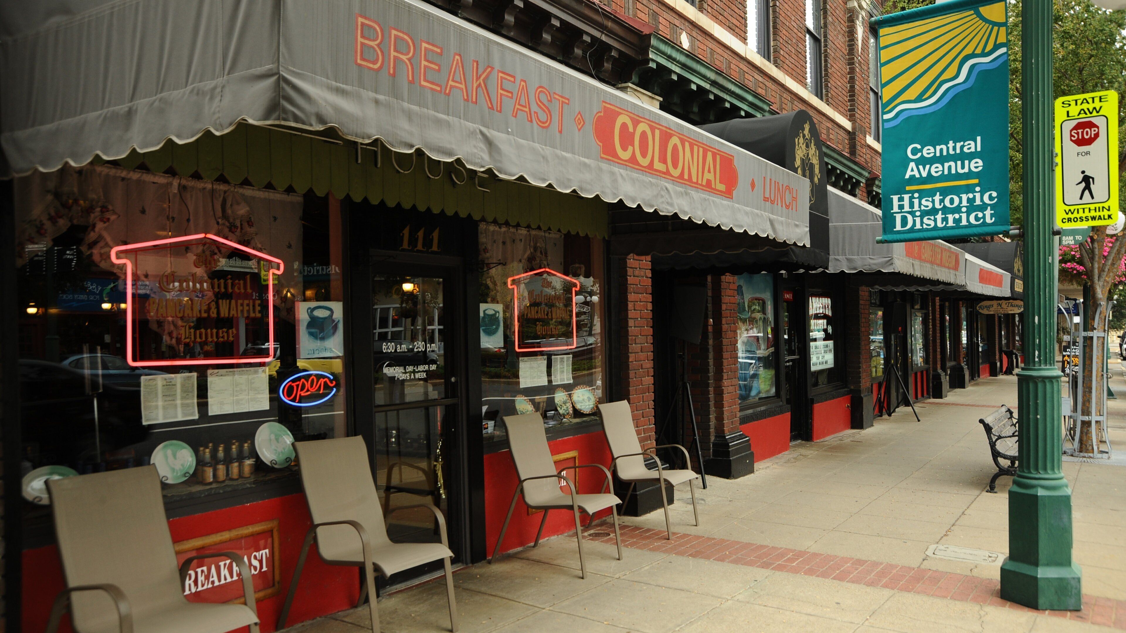 Hot Springs showing street scenes and a city
