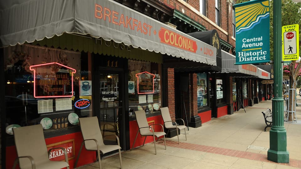 Hot Springs which includes street scenes and a city