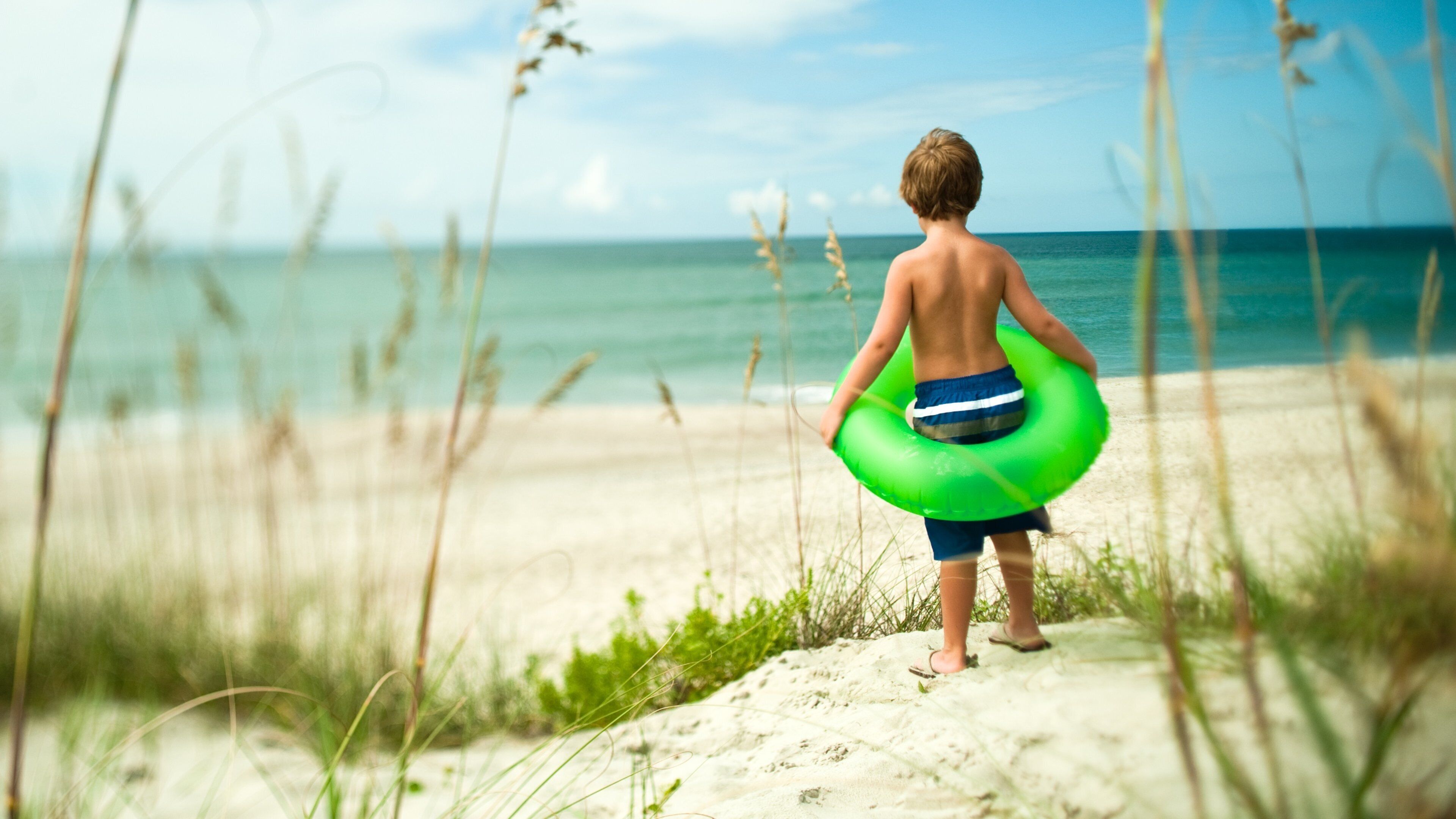 Morehead City mettant en vedette plage de sable aussi bien que enfant