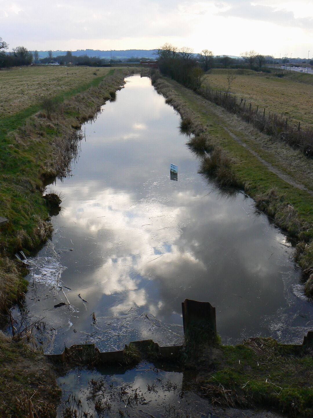 Wilts and Berks canal, near Wroughton, Swindon. The canal carries on from here towards Wootton Bassett where the section with water in it ends 496684