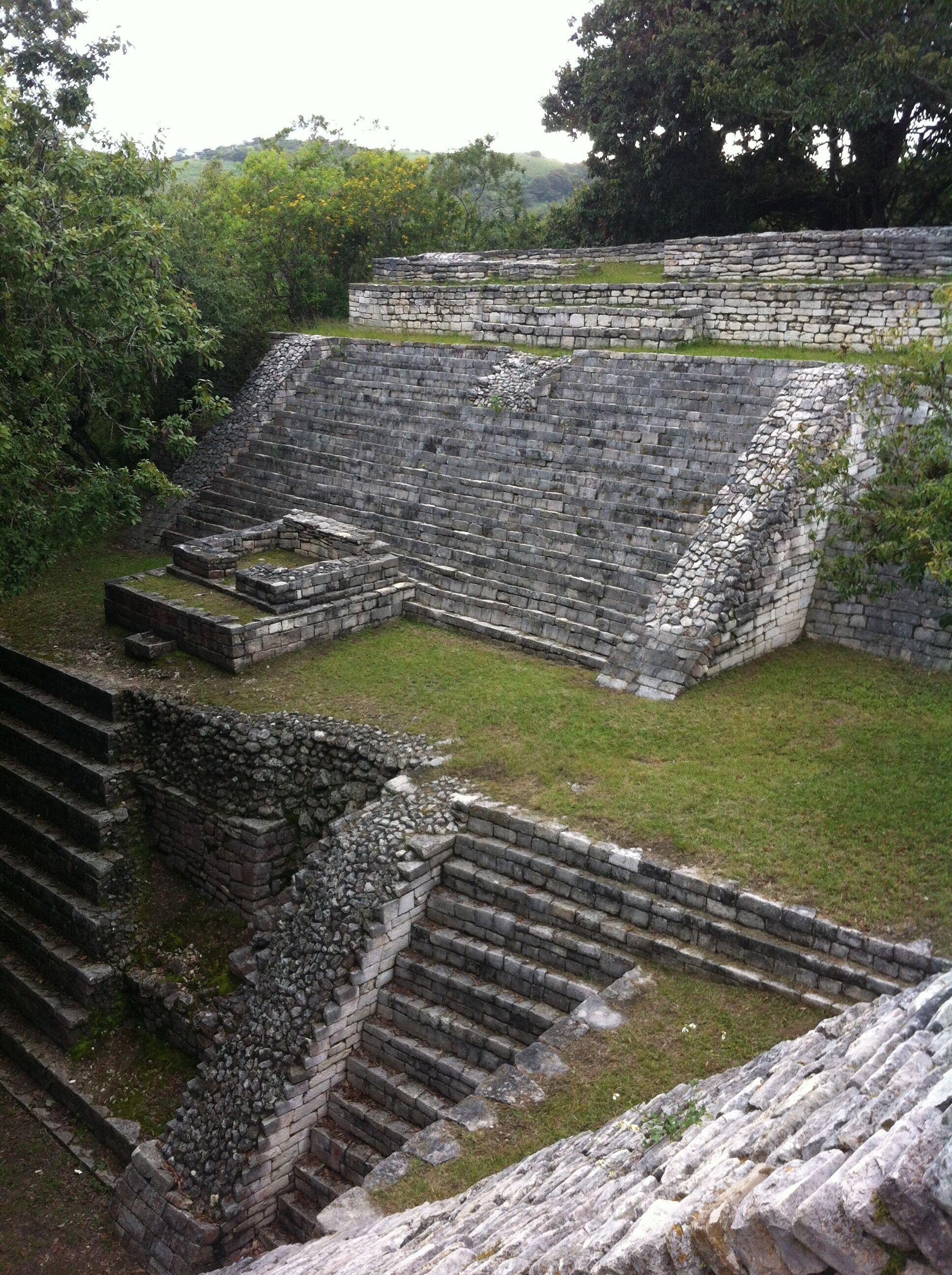 La zona arqueológica maya de Tenam-Puente cerca de Comitan de Domínguez en el Estado de Chiapas, no es prioritaria en los circuitos turísticos que ofrecen las agencias aún así es de las más bellas que he visitado ya que cuenta con dos juegos de pelota y no hay muchos visitantes como en Palenque.

The Mayan archeological zone of Tenam-Puente near Comitan de Domínguez in the State of Chiapas, is not a priority in the tourist circuits offered by the agencies yet it is the most beautiful that I have visited since it has two ball games and not  There are many visitors like in Palenque.
Photo 2013