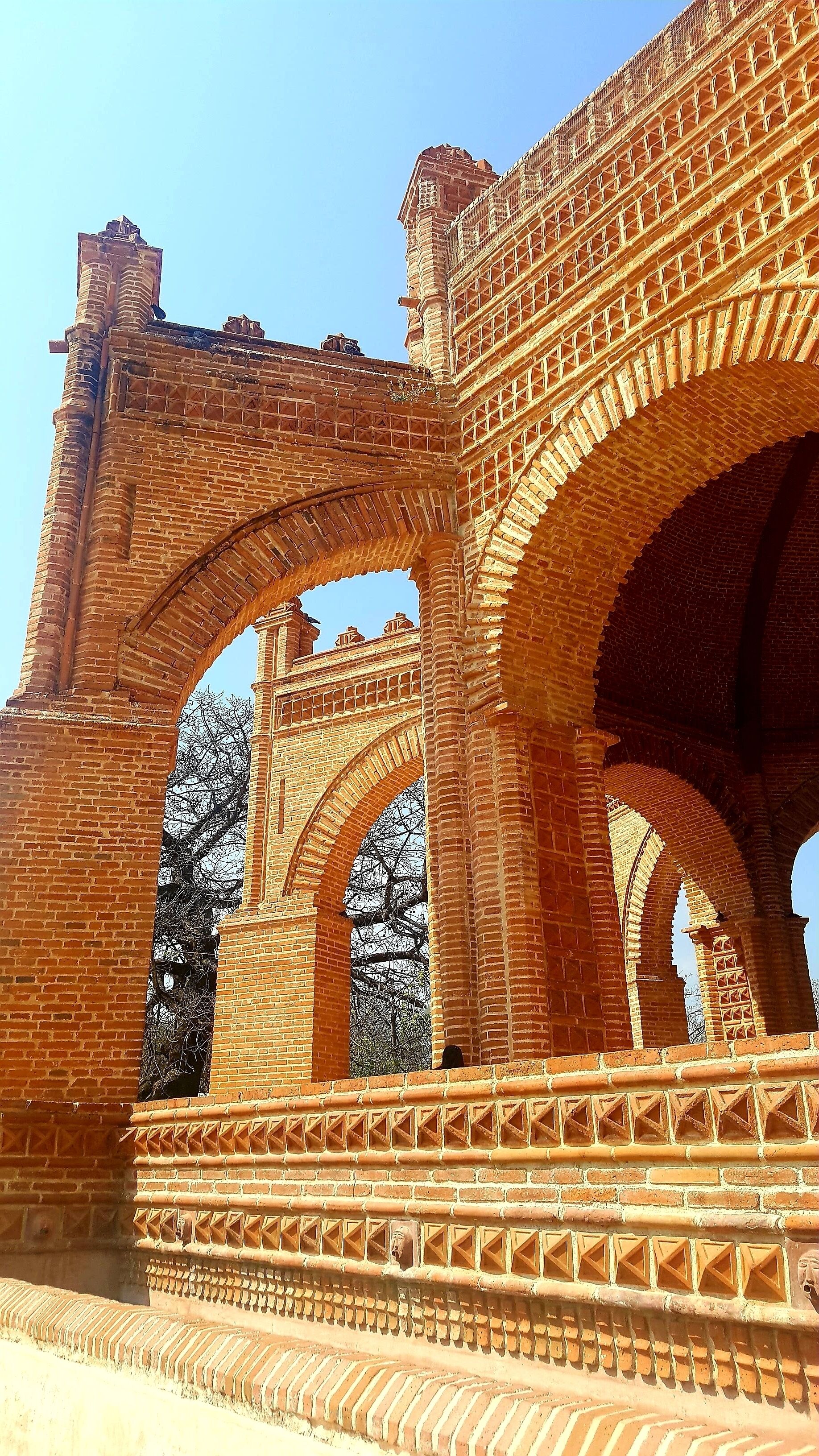 
It is the only Mudejar style building made of brick throughout the state. It was built symbolically representing the crown of King Carlos I of Spain and V of Germany. This monumental fountain, called LA PILA and built in 1562 by the Dominican friar of Portuguese origin Rodrigo de León, according to historians and archaeologists, is unique in Latin America. It is considered one of the most important artistic monuments  in Mexico.
 
#lifeatexpedia #weloveourmarkets #latam #mexico #chiapas #chiapadecorzo
#patterns 