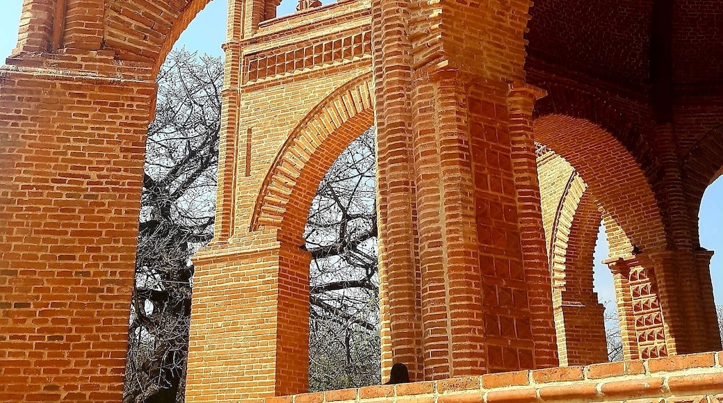It is the only Mudejar style building made of brick throughout the state. It was built symbolically representing the crown of King Carlos I of Spain and V of Germany. This monumental fountain, called LA PILA and built in 1562 by the Dominican friar of Portuguese origin Rodrigo de León, according to historians and archaeologists, is unique in Latin America. It is considered one of the most important artistic monuments in Mexico.
#lifeatexpedia #weloveourmarkets #latam #mexico #chiapas #chiapadecorzo
#patterns