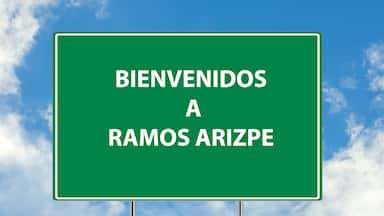 Siguiente salida Bienvenidos a ramos arizpe una señal verde sobre fondo de cielo azul. Colección de señales de tráfico conceptuales