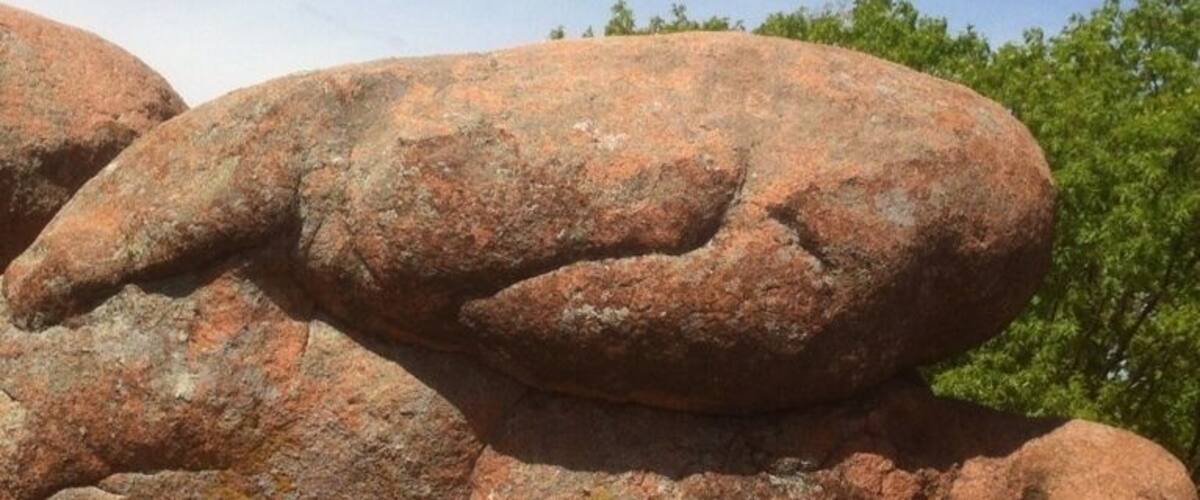 A huge granite boulder located in Elephant Rocks State Park