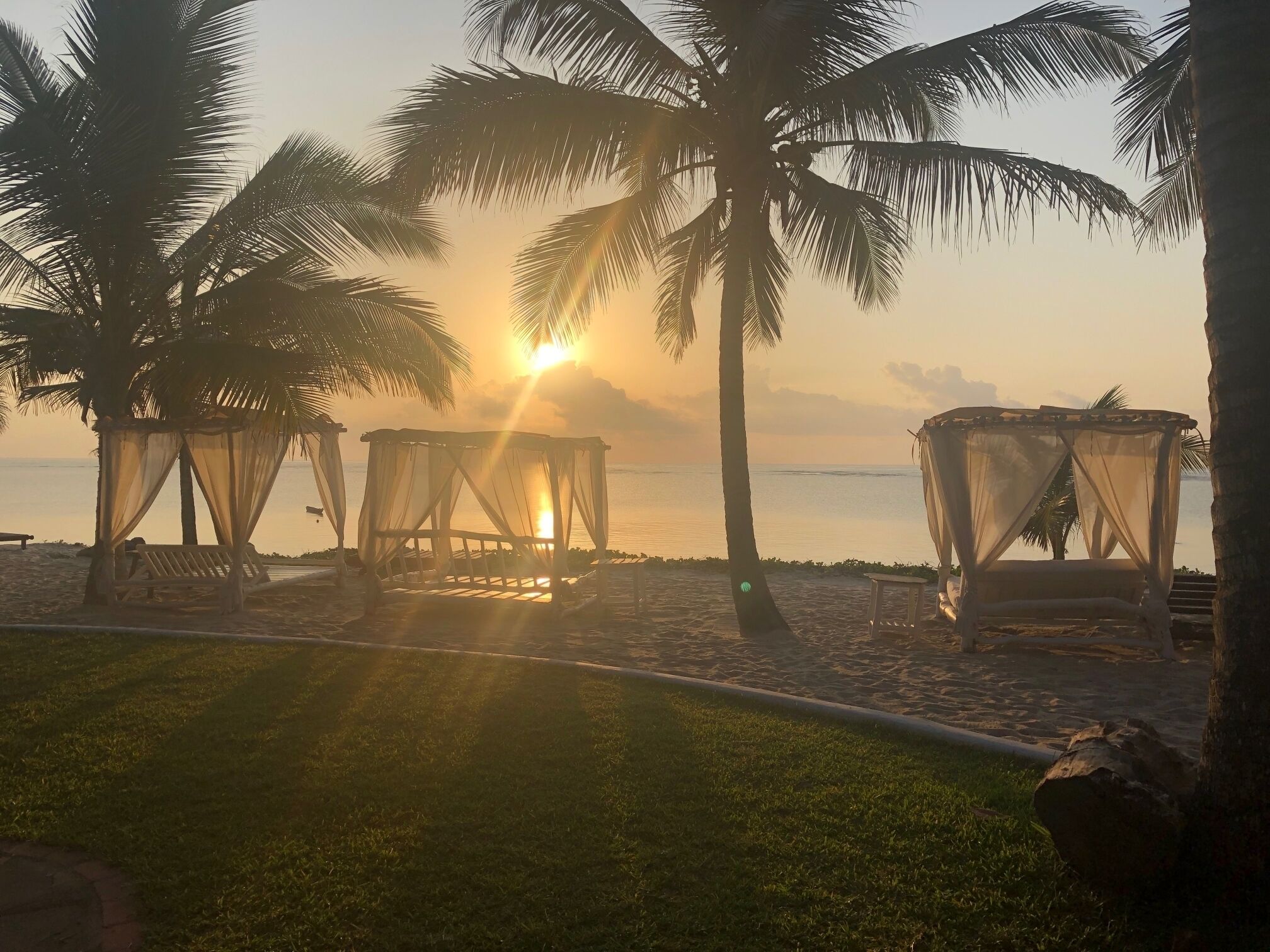 #OnTheRoad
😁
The Maji Beach Boutique Hotel
The owner came out to introduce herself and I was so delighted ❤️ Italian hospitality 😍
I literally felt like I was in the Aladdin movie waiting for Sinbad to come and join me for a cool drink🤩