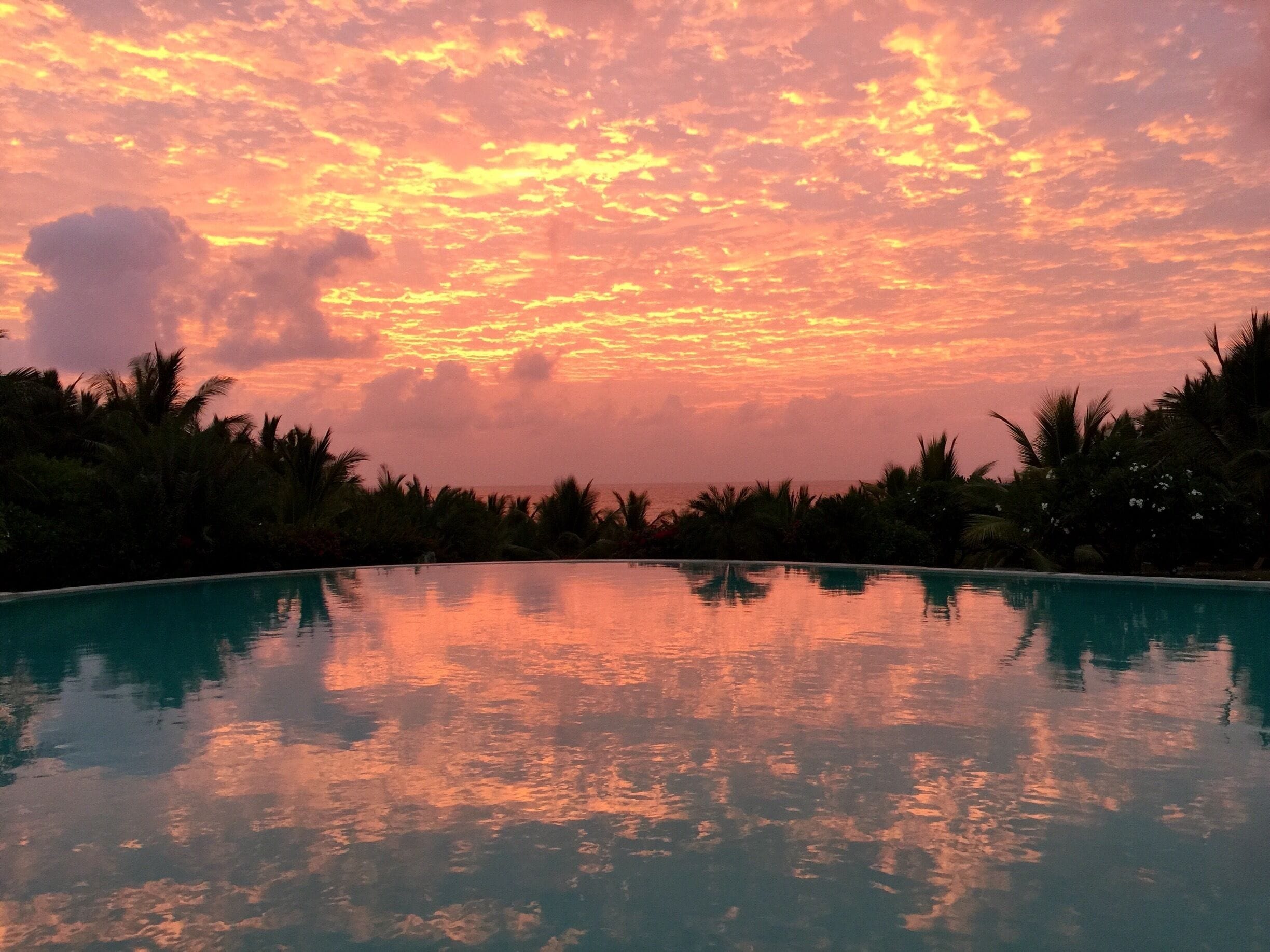 Sunrise..
If I'd have been 5 minutes late, I'd have missed this shot because of the advancing clouds..
#colorful 