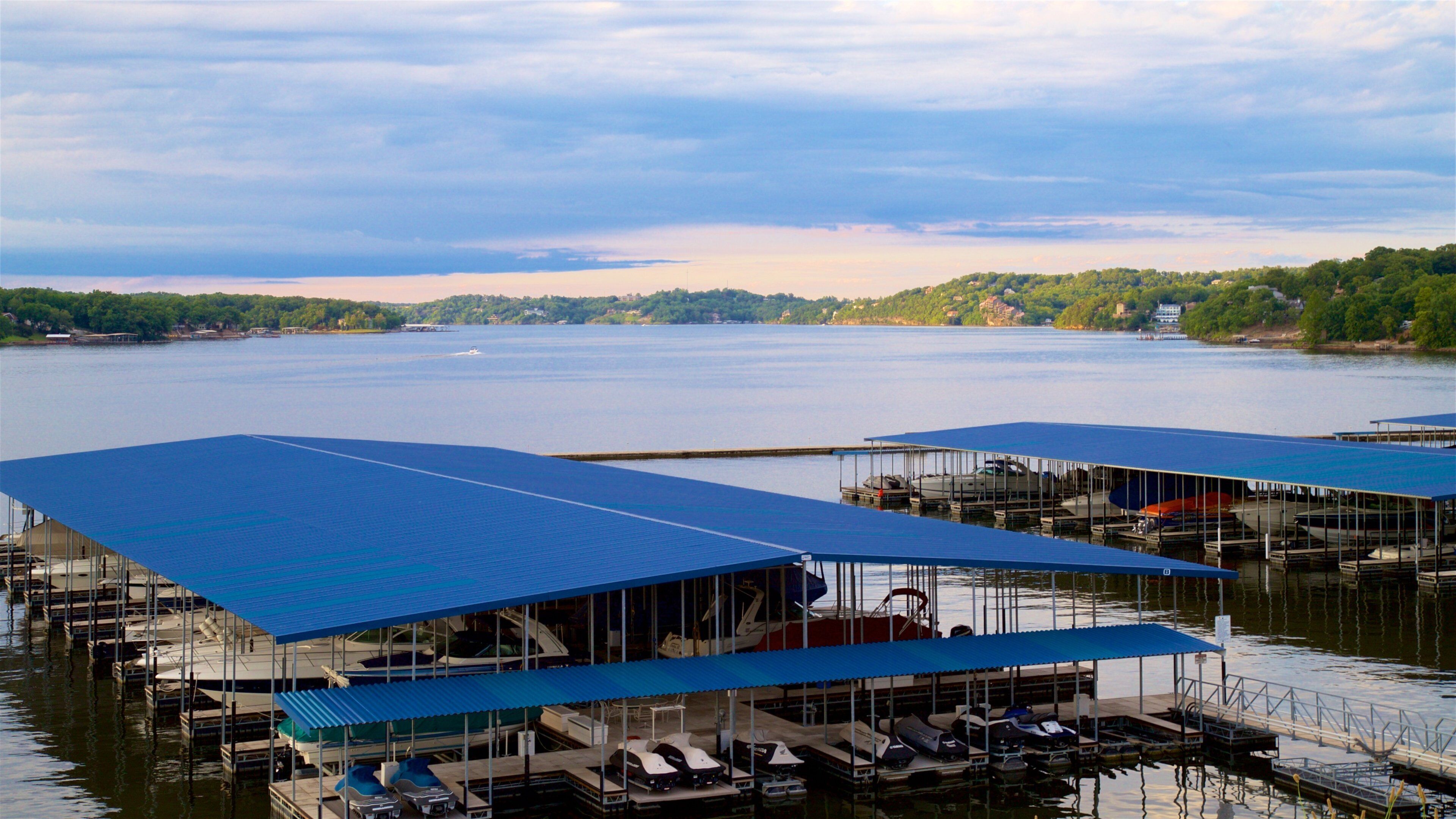 Osage Beach เนื้อเรื่องที่ อ่าวหรือท่าเรือ และ ทะเลสาบหรือแอ่งน้ำ