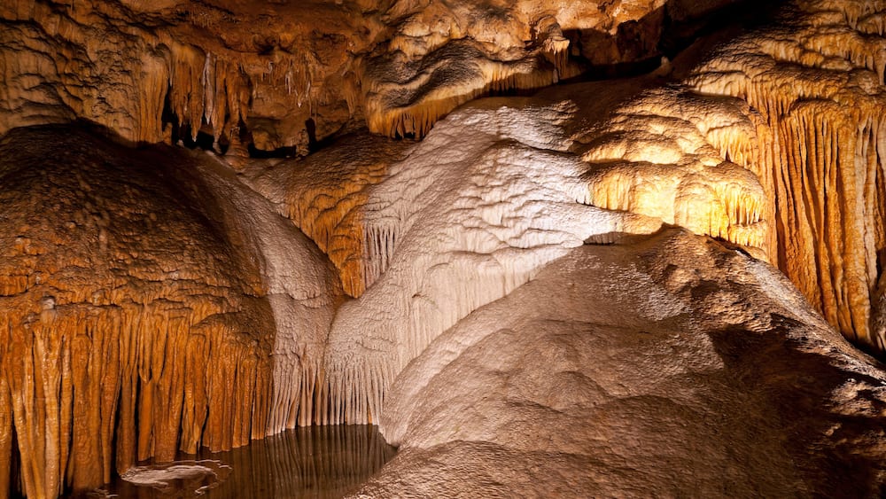Une grotte ornée de stalactites et de stalagmites.