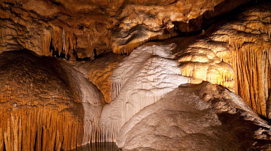 Une grotte ornée de stalactites et de stalagmites.