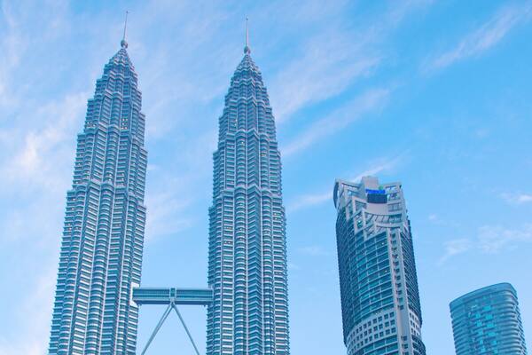 Torres Gemelas Petronas mostrando un rascacielos, vistas a la ciudad y arquitectura moderna
