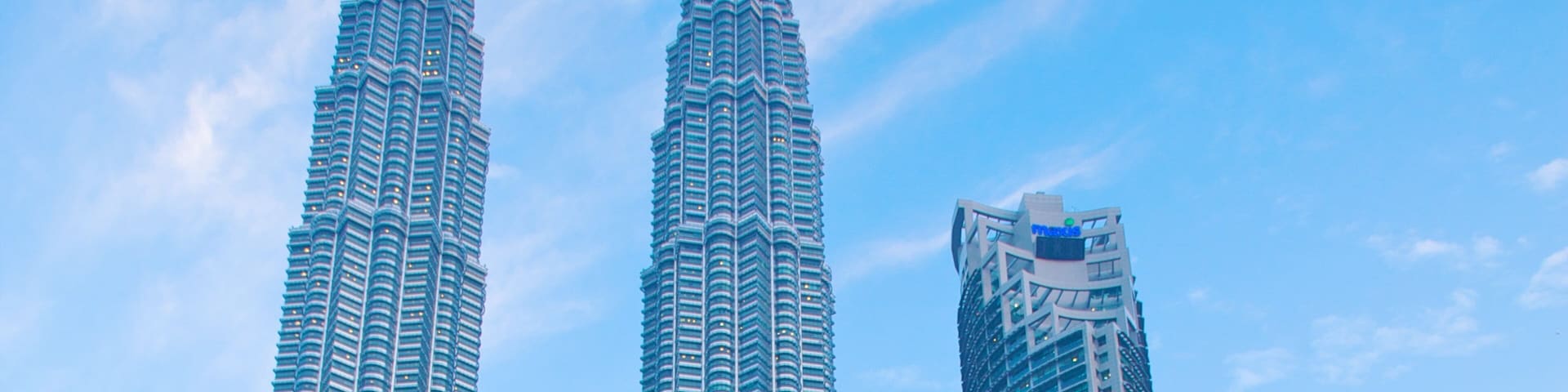 Petronas Twin Towers mostrando arquitetura moderna, linha do horizonte e distrito comercial central