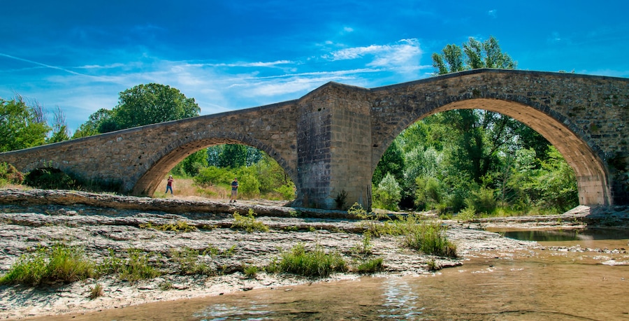 Pont médiéval de Mane, France