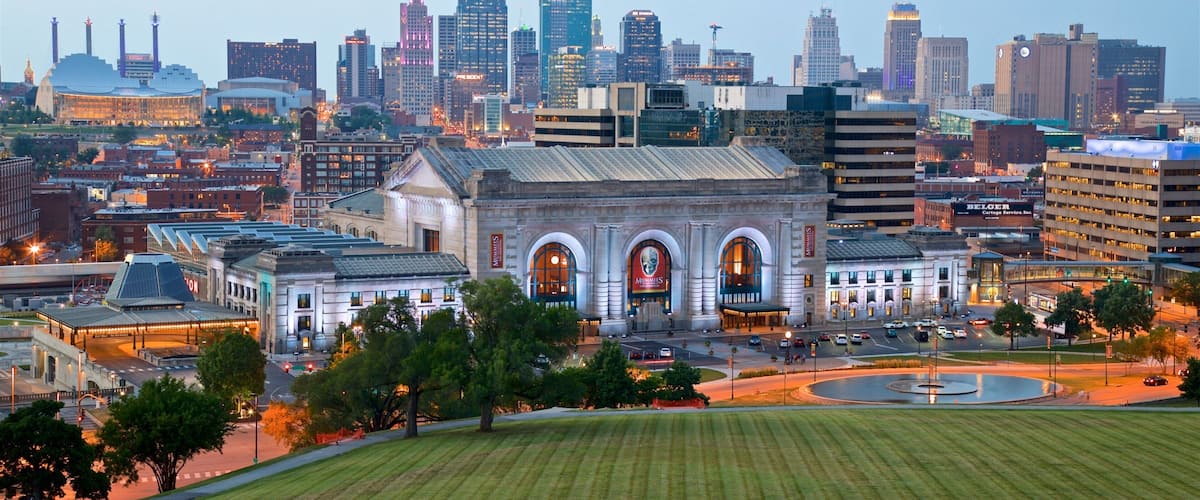 Union Station showing landscape views, a skyscraper and heritage architecture