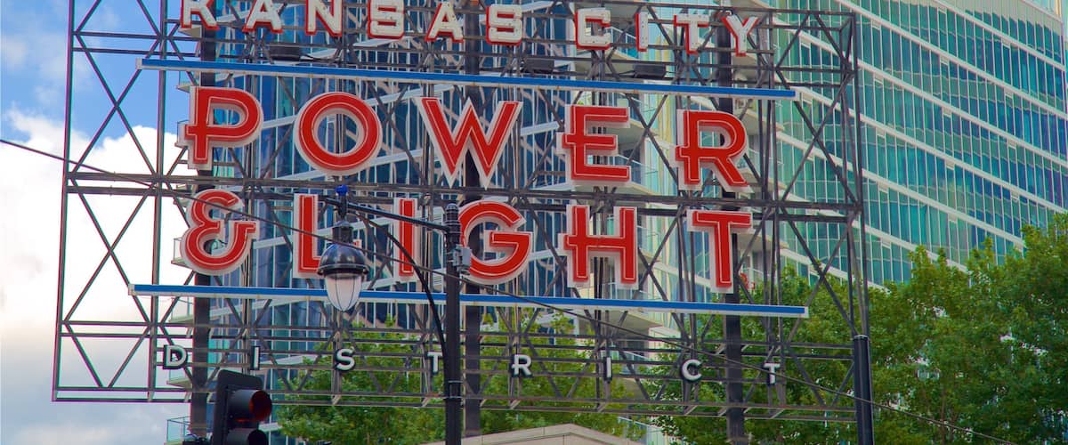 Centro de Kansas City que incluye una ciudad y señalización