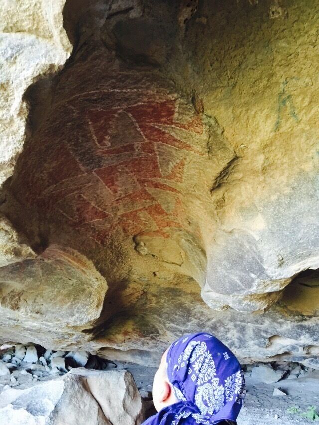 #HuecoTanks #HistoricSite in #ElPaso #Texas is a series of low #mountains with high #altitude #desert #basin where #visitors can spend their day #hiking, #bouldering, #mountainclimbing  #birdwatching, seeing #nature, and find many of these #rockpaintings, #pictographs, #rockart, or #petroglyphs. It's a lot easier to find them if a #guidedtour is taken, as the volunteers or #parkrangers know exactly where to look. Hueco Tanks has many #water holding hollows or depressions in the boulders throughout the area. Because of the abundance of water, #wildlife such as #wildboar, #mountainlions, among other mammals are found here, other common animals found are #snakes, and over 200 species of birds. This territory is protected by Texas law for conservation. It's a great place to go #camping and #exploring.