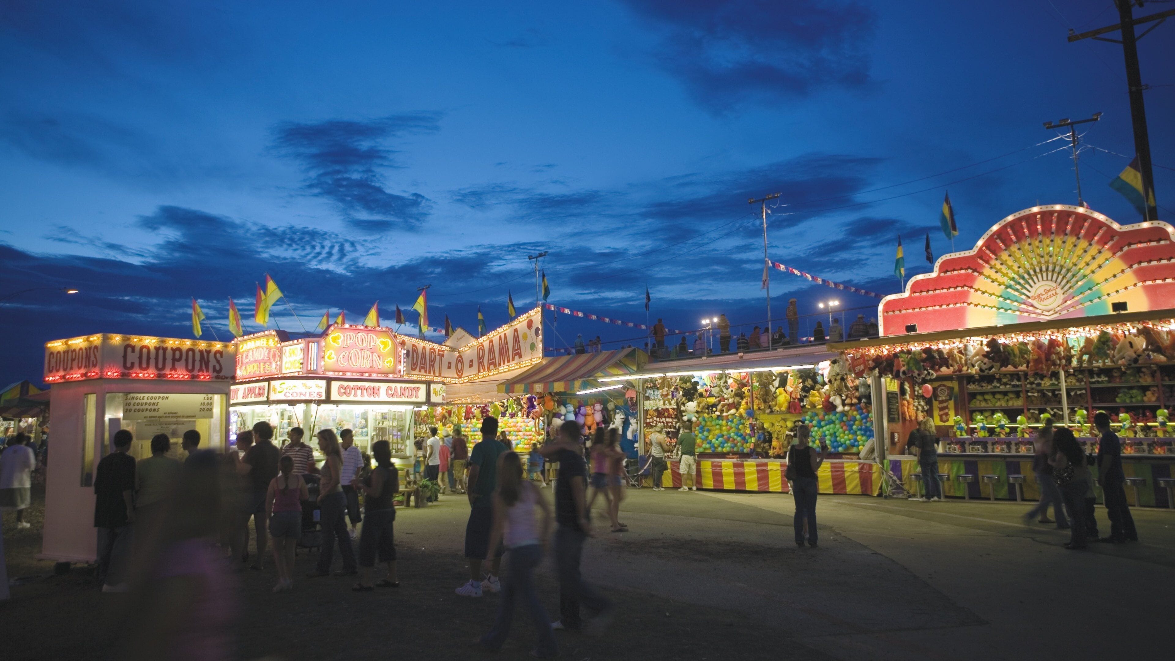 Denton som omfatter natteliv, forlystelser og en plads eller et torv