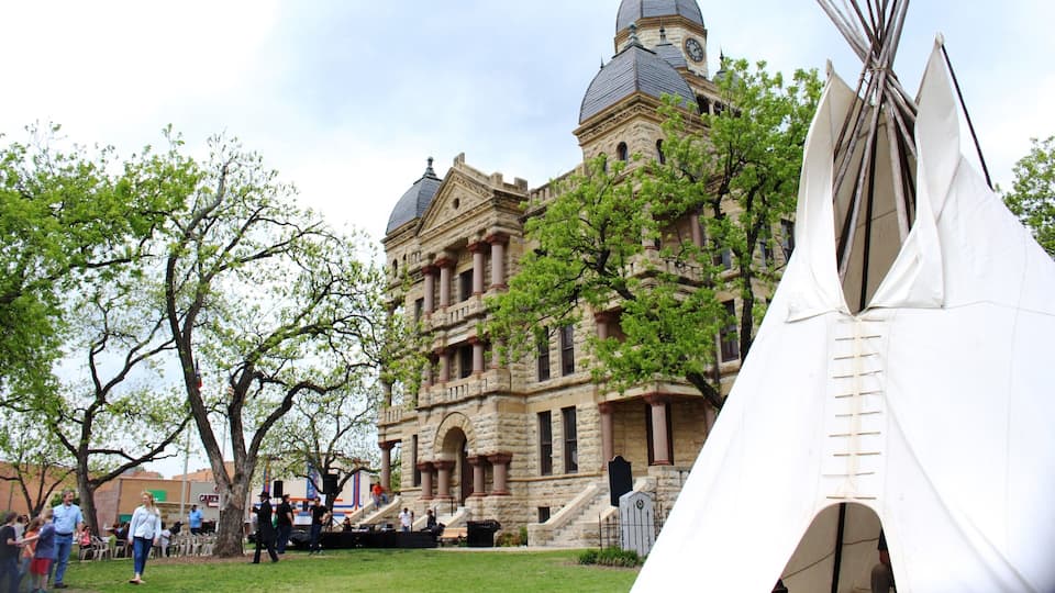 Denton showing heritage architecture, a park and heritage elements