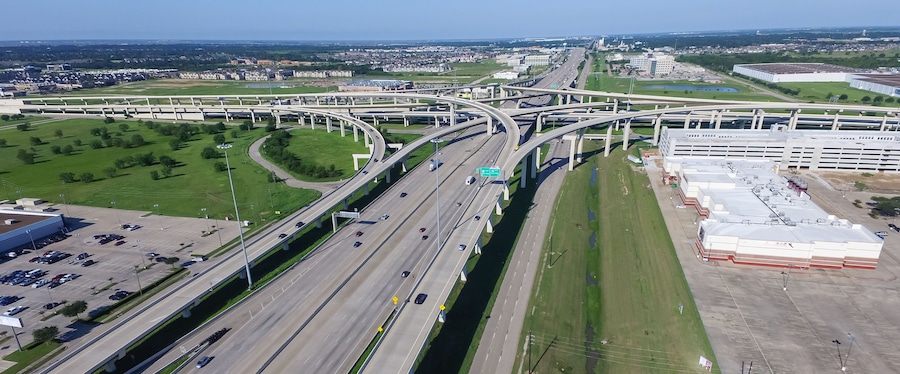 Un intrincado cruce de autopistas con múltiples puentes y vías de conexión.