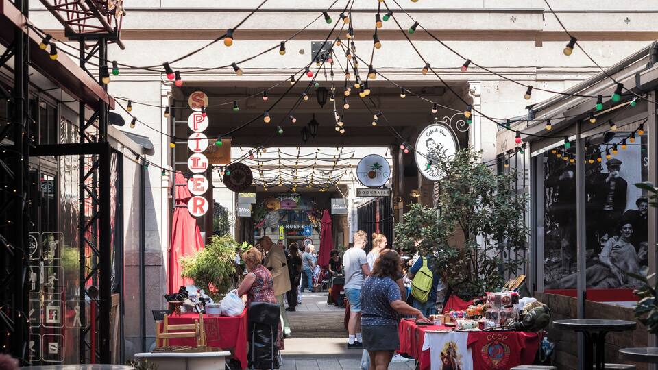 Een levendige openbare markt met tafels en mensen.
