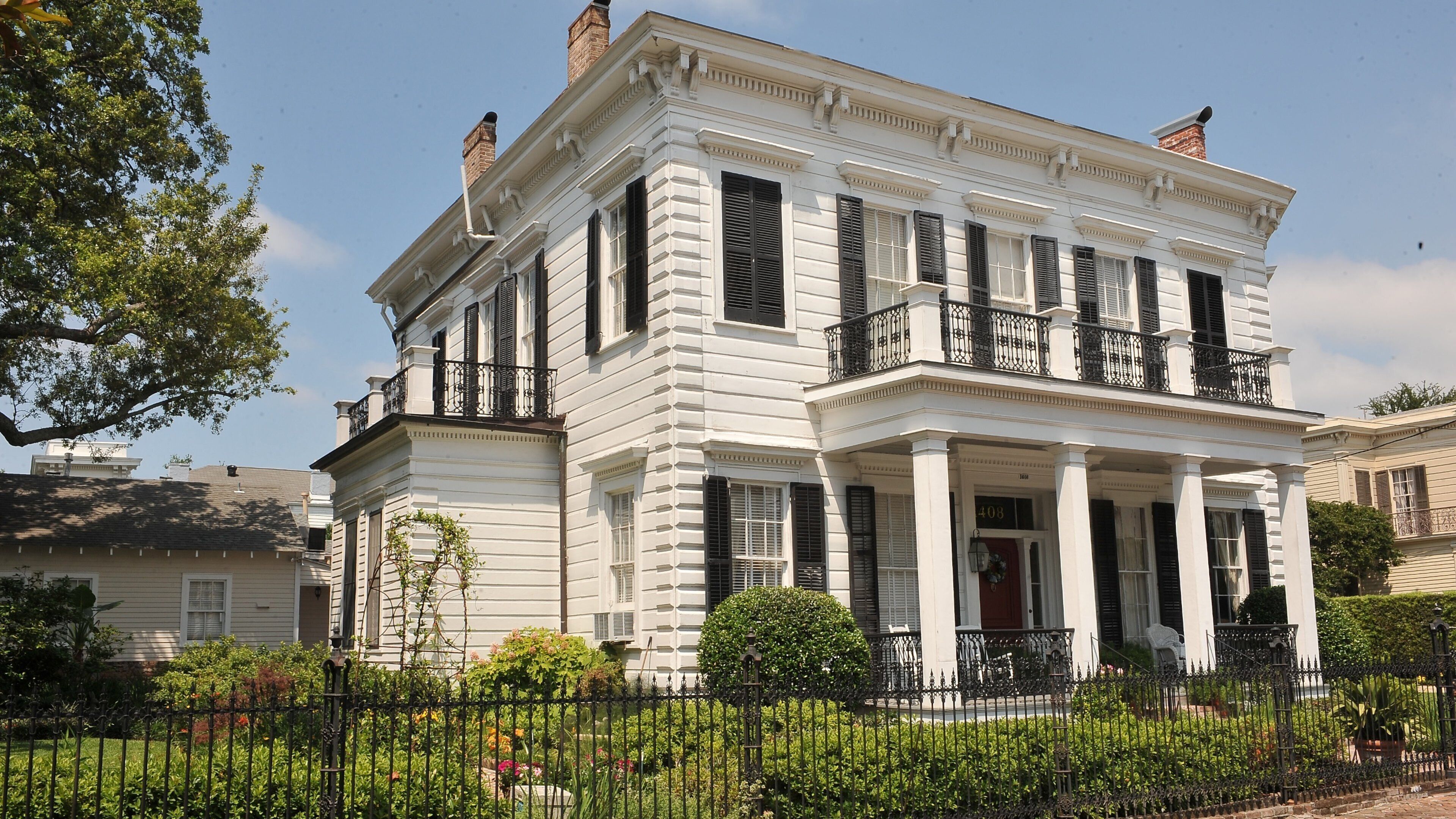 Garden District which includes a house and heritage architecture