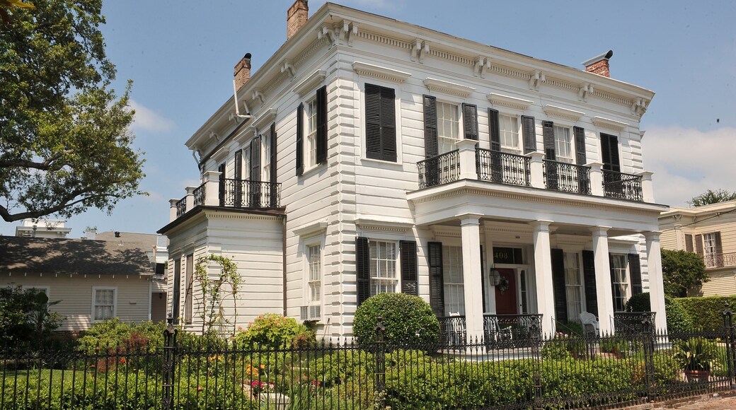 Garden District which includes a house and heritage architecture