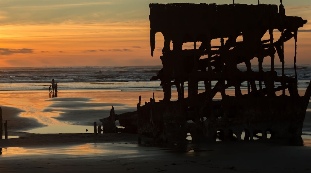 Sunrise on the Fort Stevens beach with the shipwreck Peter Iredale